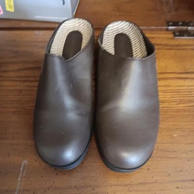 NINE WEST SHORT BOOTS (9.5) AND A PAIR OF MUSHROOM CLOGS (9.5)