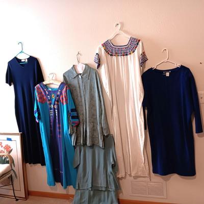 LADIES DRESSES SIZE LARGE AND UP