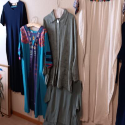 LADIES DRESSES SIZE LARGE AND UP