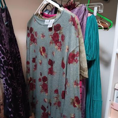 LADIES CASUAL TOPS AND SCARVES SIZE L- XL
