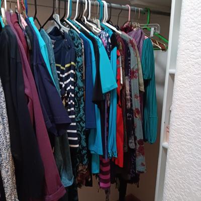 LADIES CASUAL TOPS AND SCARVES SIZE L- XL