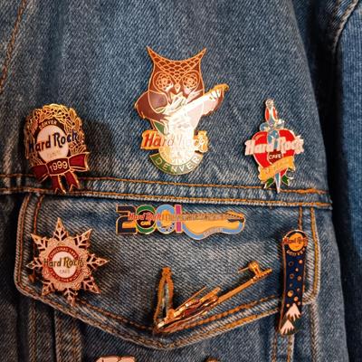 DENIM HARD ROCK CAFE JACKET WITH VARIOUS HARD ROCK PINS (XL)