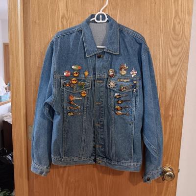 DENIM HARD ROCK CAFE JACKET WITH VARIOUS HARD ROCK PINS (XL)