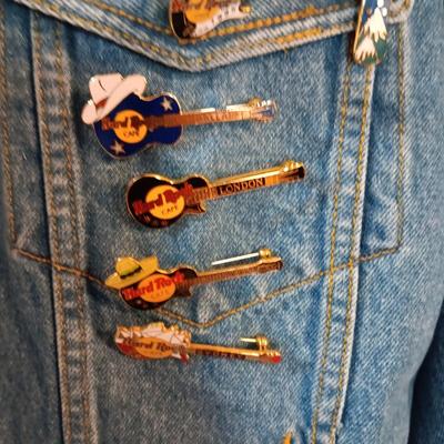DENIM HARD ROCK CAFE JACKET WITH VARIOUS HARD ROCK PINS (XL)