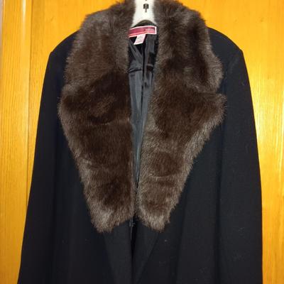 LADIES MERONA WOOL COAT WITH A FAUX FUR COLLAR LARGE