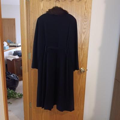 LADIES MERONA WOOL COAT WITH A FAUX FUR COLLAR LARGE