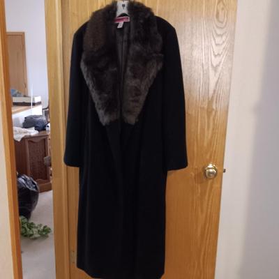 LADIES MERONA WOOL COAT WITH A FAUX FUR COLLAR LARGE
