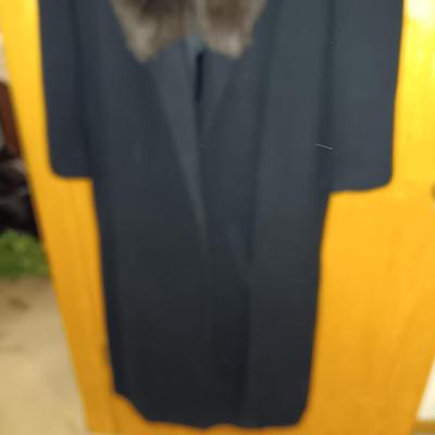 LADIES MERONA WOOL COAT WITH A FAUX FUR COLLAR LARGE