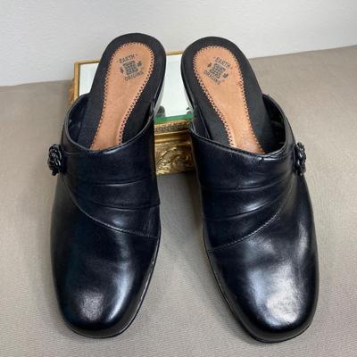 Earth Origins Black Leather 11M Clogs NEW!