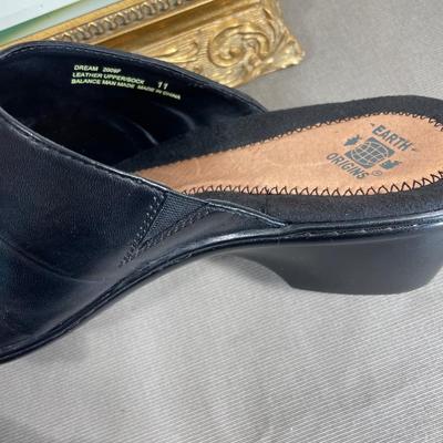 Earth Origins Black Leather 11M Clogs NEW!