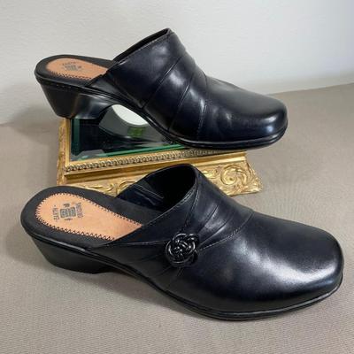 Earth Origins Black Leather 11M Clogs NEW!