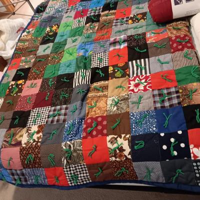 HANDMADE PATCHWORK QUILT QUEEN SIZE, 2 GOOSE DOWN PILLOWS, KNIT THROW AND A NEW 6 IN 1 TRAVEL BLANKET