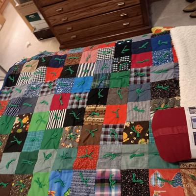 HANDMADE PATCHWORK QUILT QUEEN SIZE, 2 GOOSE DOWN PILLOWS, KNIT THROW AND A NEW 6 IN 1 TRAVEL BLANKET
