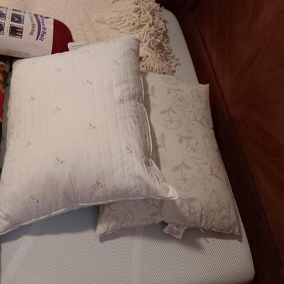 HANDMADE PATCHWORK QUILT QUEEN SIZE, 2 GOOSE DOWN PILLOWS, KNIT THROW AND A NEW 6 IN 1 TRAVEL BLANKET