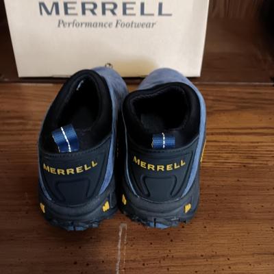 LIKE NEW LADIES MERRELL SLIP ON SHOES SIZE 9