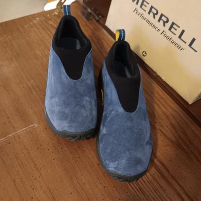 LIKE NEW LADIES MERRELL SLIP ON SHOES SIZE 9