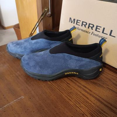 LIKE NEW LADIES MERRELL SLIP ON SHOES SIZE 9