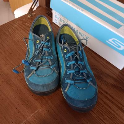 LADIES DR SCHOLL'S WALKING SHOES SIZE 9