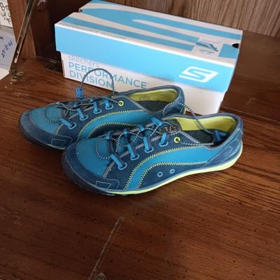 LADIES DR SCHOLL'S WALKING SHOES SIZE 9
