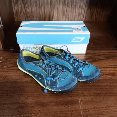 LADIES DR SCHOLL'S WALKING SHOES SIZE 9