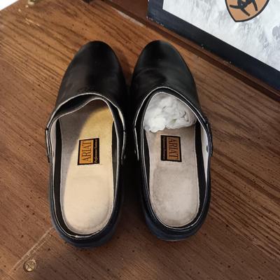LADIES ARIAT LEATHER SHOES SIZE 10