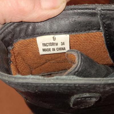 LADIES CANDIES SHORT BOOTS (9) AND A PAIR OF LEATHER MOCCASINS (8.5)