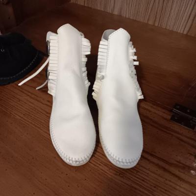 LADIES CANDIES SHORT BOOTS (9) AND A PAIR OF LEATHER MOCCASINS (8.5)