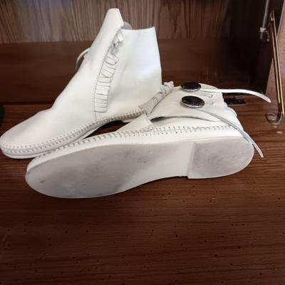 LADIES CANDIES SHORT BOOTS (9) AND A PAIR OF LEATHER MOCCASINS (8.5)