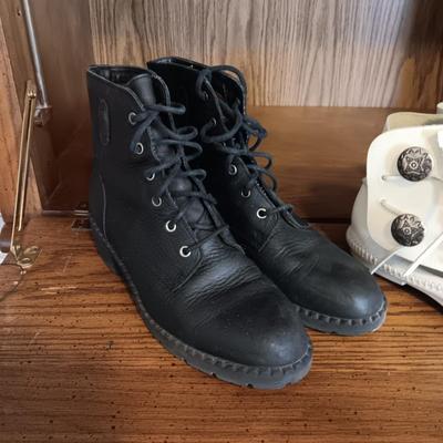 LADIES CANDIES SHORT BOOTS (9) AND A PAIR OF LEATHER MOCCASINS (8.5)