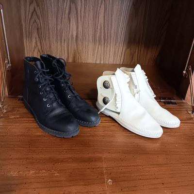 LADIES CANDIES SHORT BOOTS (9) AND A PAIR OF LEATHER MOCCASINS (8.5)
