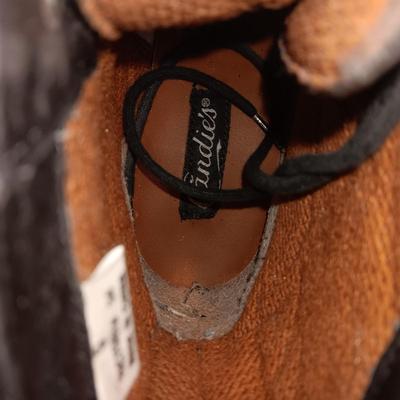 LADIES CANDIES SHORT BOOTS (9) AND A PAIR OF LEATHER MOCCASINS (8.5)