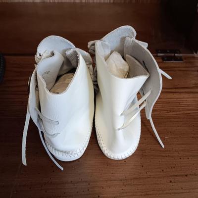 LADIES CANDIES SHORT BOOTS (9) AND A PAIR OF LEATHER MOCCASINS (8.5)