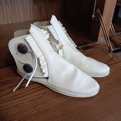 LADIES CANDIES SHORT BOOTS (9) AND A PAIR OF LEATHER MOCCASINS (8.5)