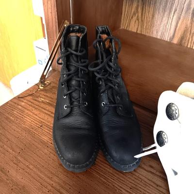 LADIES CANDIES SHORT BOOTS (9) AND A PAIR OF LEATHER MOCCASINS (8.5)