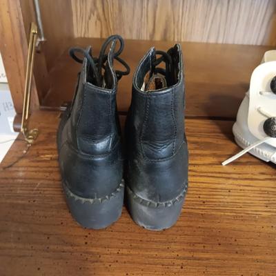 LADIES CANDIES SHORT BOOTS (9) AND A PAIR OF LEATHER MOCCASINS (8.5)