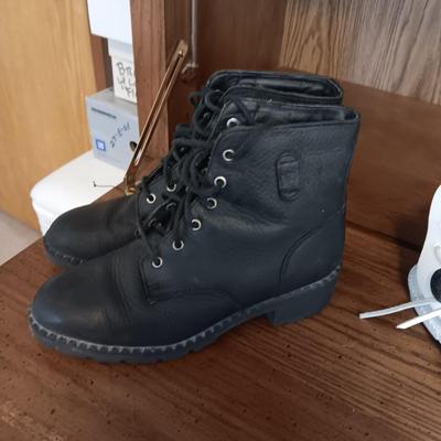 LADIES CANDIES SHORT BOOTS (9) AND A PAIR OF LEATHER MOCCASINS (8.5)