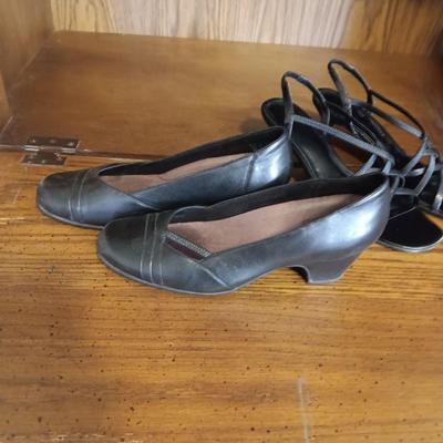 LADIES CLARKS DRESS SHOES (9) AND DRESS SANDALS (9.5)