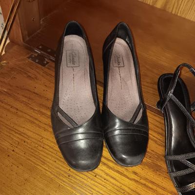 LADIES CLARKS DRESS SHOES (9) AND DRESS SANDALS (9.5)