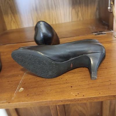 LADIES NINE WEST SHORT BOOTS (9) AND CLARKS DRESS SHOES (9)