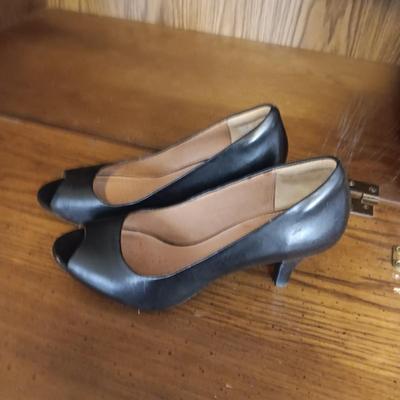 LADIES NINE WEST SHORT BOOTS (9) AND CLARKS DRESS SHOES (9)