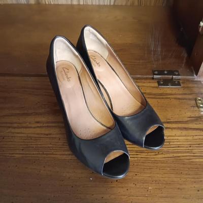 LADIES NINE WEST SHORT BOOTS (9) AND CLARKS DRESS SHOES (9)