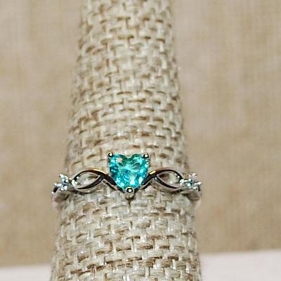 Size 7 ¾ Delicate GREEN/BLUE Heart Shaped Stone Ring with Side Loop Accents on a Silver Tone Band (1.4g)