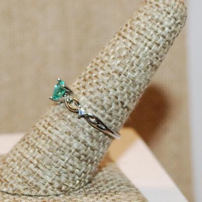 Size 7 ¾ Delicate GREEN/BLUE Heart Shaped Stone Ring with Side Loop Accents on a Silver Tone Band (1.4g)
