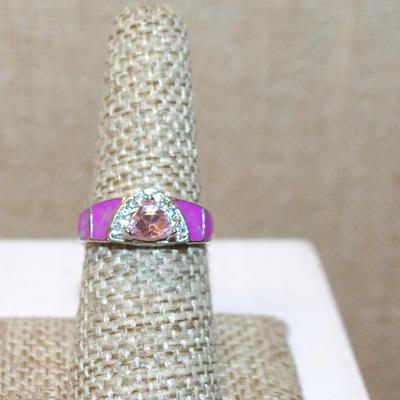 Size 7¼ Unique Pink Trillion Cut Stone Ring with Lavender Panels & Clear Stone Accents on a Silver Tone Band (3.6g)