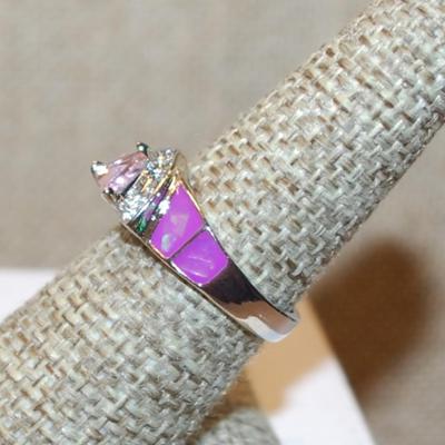 Size 7¼ Unique Pink Trillion Cut Stone Ring with Lavender Panels & Clear Stone Accents on a Silver Tone Band (3.6g)