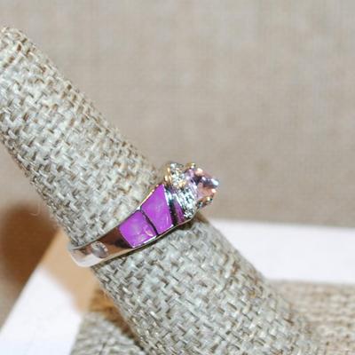 Size 7¼ Unique Pink Trillion Cut Stone Ring with Lavender Panels & Clear Stone Accents on a Silver Tone Band (3.6g)