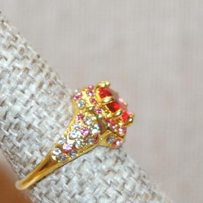 Size 5½ Round Red Stone Ring with Pink & White All Surround Stones on a Gold Tone Band (2.7g)