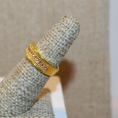 Size 5½ Half Infinity Style Ring with a Middle Line of Tiny Pink Stones on a Gold Tone Band (3.2g)