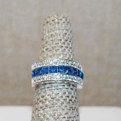 Size 6 Triple Rows of BLUE & CLEAR Stones Ring on a Silver Tone Band (5.4g)