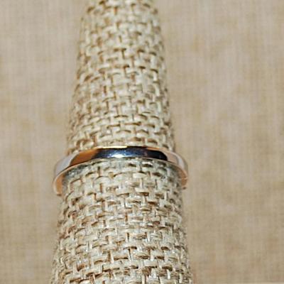 Size 6 Marked .925 Azure Cut Clear Stone Ring in a Nested Setting and Side Accent Stones on a Silver Band (3.6g)